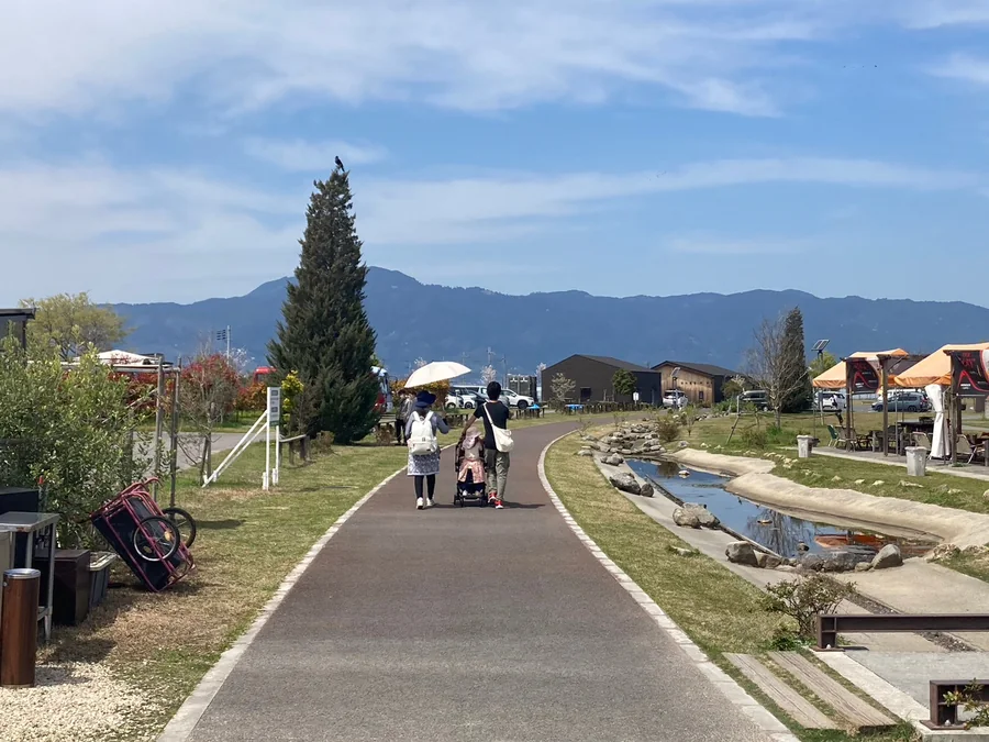 山並みに向かって続く草津川公園の遊歩道