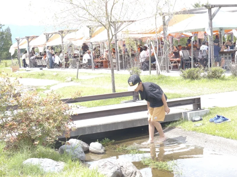 FIVEの屋根付きBBQエリアと公園