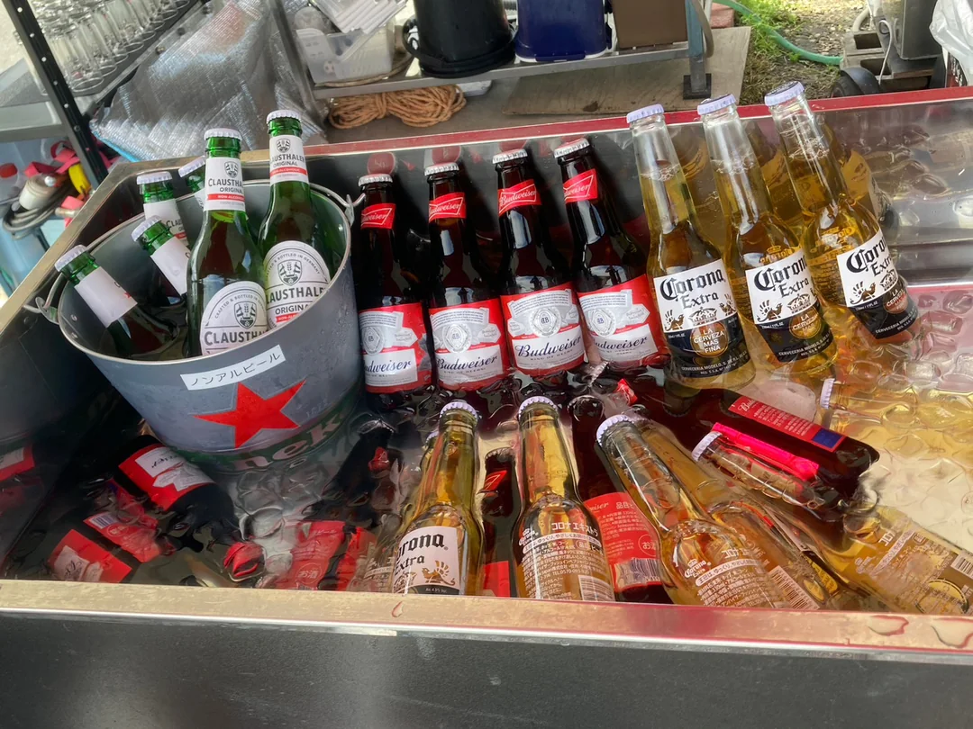 氷で冷やした瓶ビールなど、FIVEのドリンクコーナー