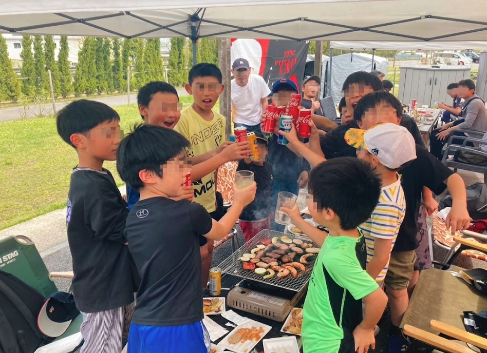 BBQで盛り上がる子どもたち