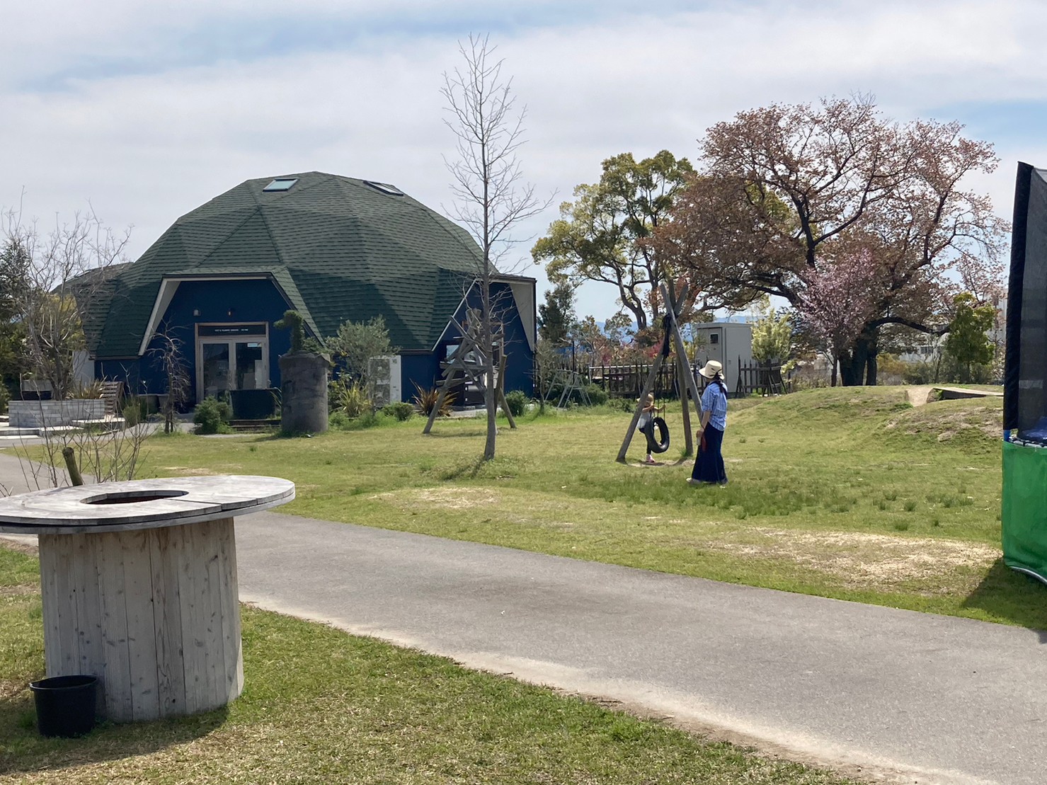 草津川公園の広々とした芝生と空