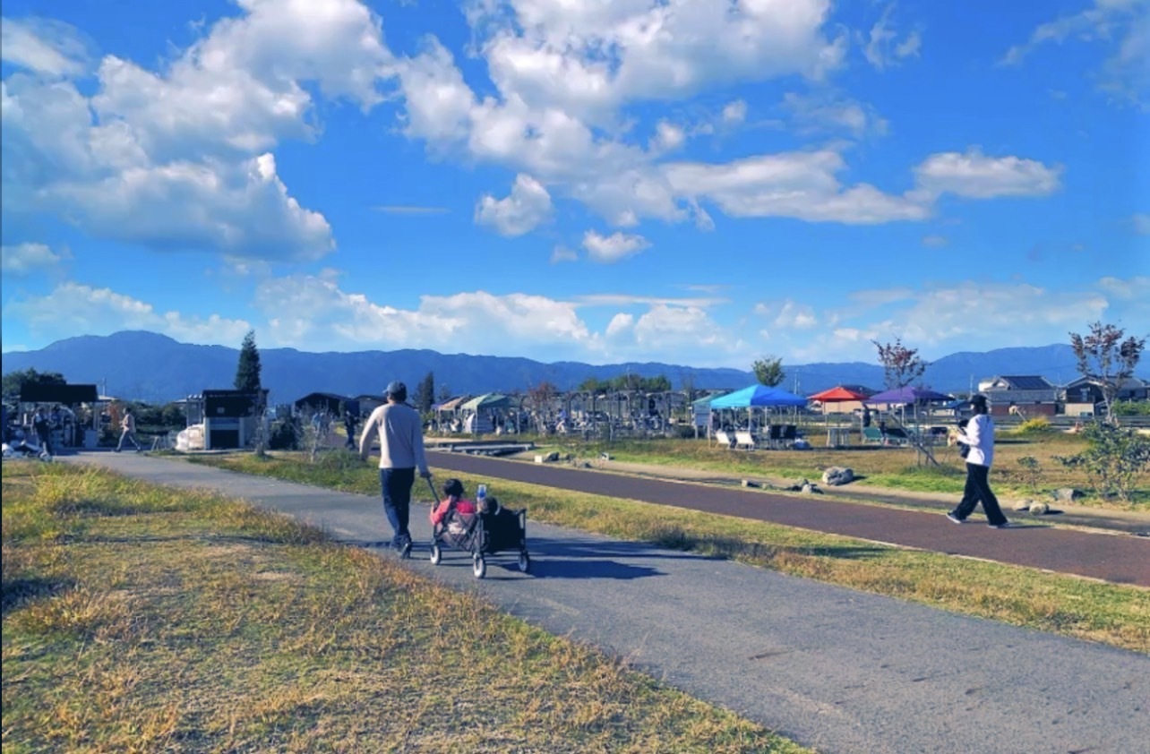 草津川公園に広がるBBQビアガーデン全景