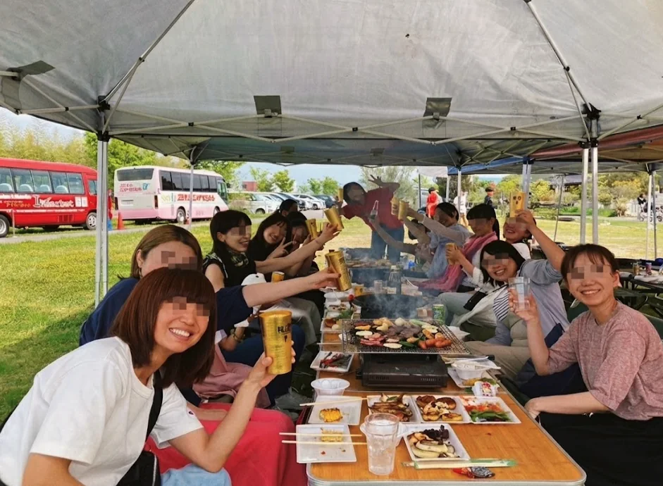 FIVEで食事とおしゃべりを楽しむお客様